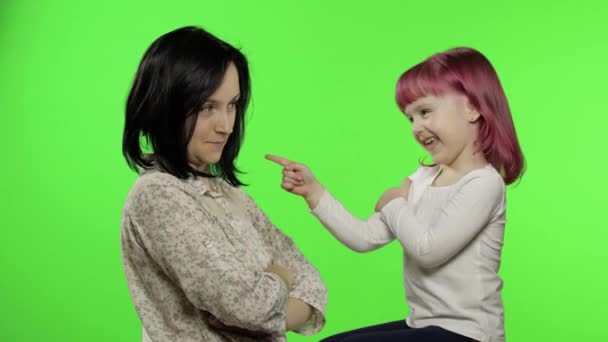 Madre e hija riéndose, jugando juntas. Chroma Key. Día de las madres — Vídeos de Stock