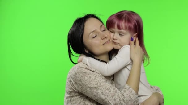 Madre e figlia si divertono a giocare, abbracciarsi, abbracciarsi, baciarsi. Festa della mamma. Famiglia — Video Stock