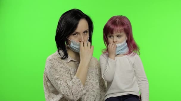 Beteg anya és lánya orvosi maszkban. Coronavirus koncepció. Családi karantén — Stock videók