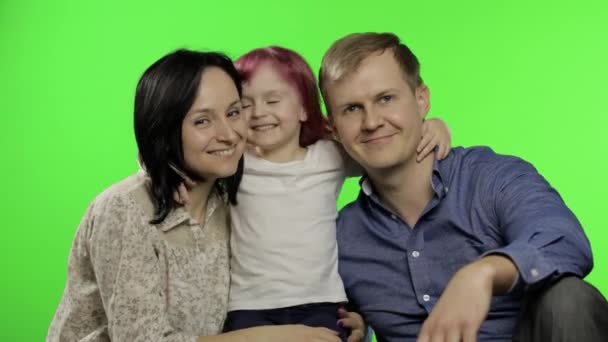 Familia feliz de tres padre, madre e hija. Abrazo, juego, risa, sonrisa — Vídeos de Stock