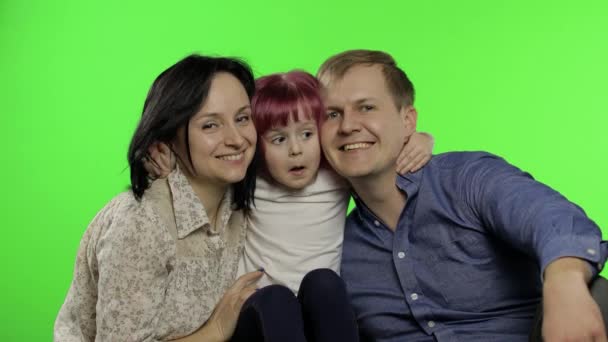 Glückliche Familie aus drei Vater, Mutter und Tochter. Umarmung, Spiel, Lachen, Lächeln — Stockvideo