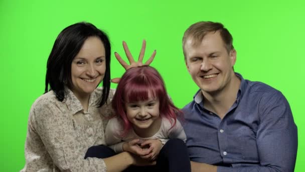 Família feliz de três pais, mãe e filha. Abraço, brincar, rir, sorrir — Vídeo de Stock