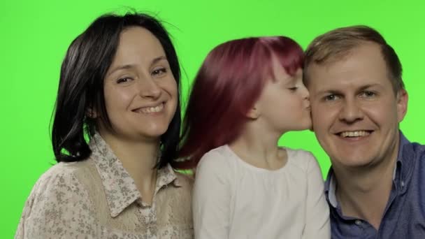 Lycklig familj med tre far, mor och dotter. Krama, lek, skratta, le — Stockvideo