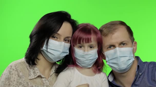 Famiglia malata madre, padre e figlia in maschera medica. Concetto di coronavirus — Video Stock