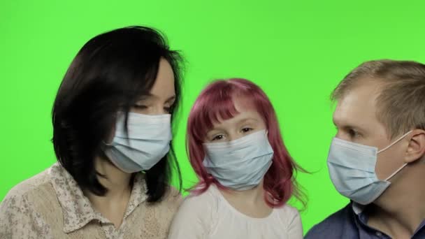 生病的家庭母亲、父亲和女儿戴着医疗面具。Coronavirus概念 — 图库视频影像