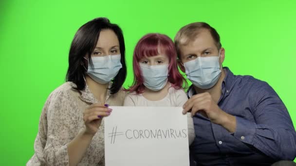 Kranke Mutter, Vater und Tochter in medizinischer Maske. Coronavirus-Konzept — Stockvideo