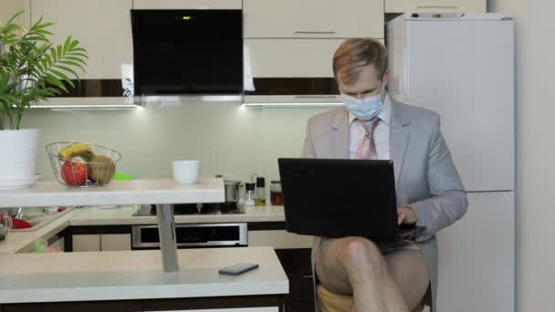 Quarantäne. Geschäftsmann, der zu Hause am Laptop arbeitet. Coronavirus — Stockvideo