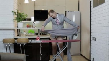 Evde kravat ütüleyen yakışıklı iş adamı. Buluşmaya hazırlanıyorum.