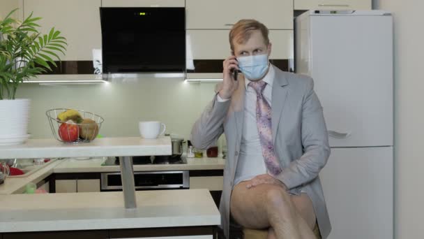 Quarantäne. Geschäftsmann telefoniert, arbeitet im Homeoffice. Coronavirus — Stockvideo