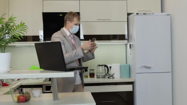 隔離だ。ビジネスマンはスマートフォンのホームでオンラインでビデオチャットをしています。コロナウイルス — ストック動画
