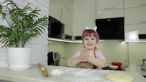 Cocinar pizza. Niña jugando con harina se ensucia las manos en la cocina — Vídeo de stock