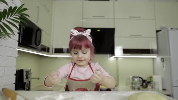 Pizza pişiriyorum. Un ile oynayan küçük çocuk mutfakta ellerini kirletiyor. — Stok video