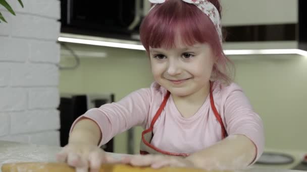 Pizza kochen. Kleines Kind im Schürzenteig mit Nudelholz in der heimischen Küche — Stockvideo