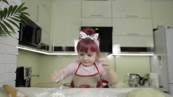 Cozinhar pizza. Criança brincando com farinha fica com as mãos sujas na cozinha — Vídeo de Stock