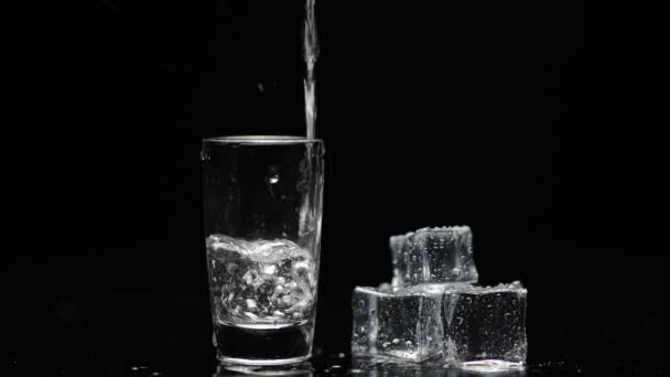 Versare la vodka nel bicchiere. Fondo nero. Versare la bevanda alcolica — Video Stock