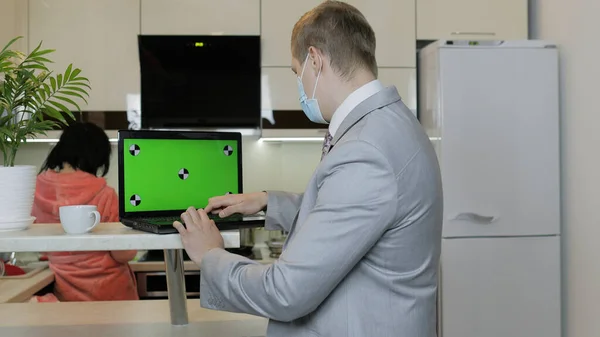 Quarantine. Businessman working on laptop at home office. Coronavirus — Stock Photo, Image