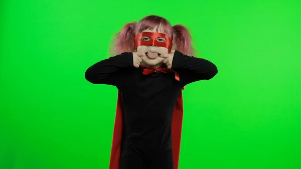 Ragazza divertente bambino in costume e maschera gioca super eroe. Giornata nazionale dei supereroi — Foto Stock