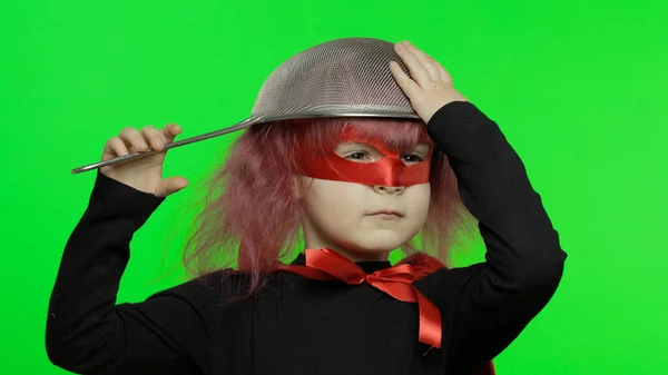 Enfant drôle fille en costume et masque joue super héros. Journée nationale des super-héros — Photo