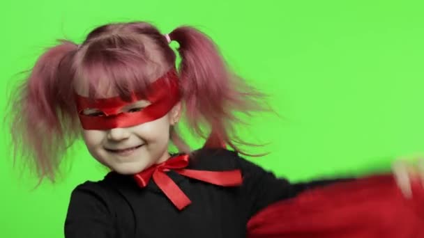 Kostümlü ve maskeli komik kız süper kahramanı oynuyor. Ulusal Süper Kahraman Günü — Stok video