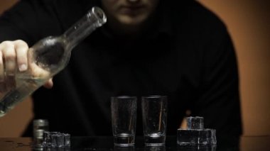 Karanlık bir odada yalnız başına votka içen depresif, bulanık bir adam. Alkolizm kavramı