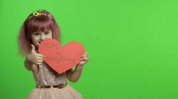 Kind meisje prinses houdt rood papieren hart met tekst over moeder. Moederdag — Stockfoto