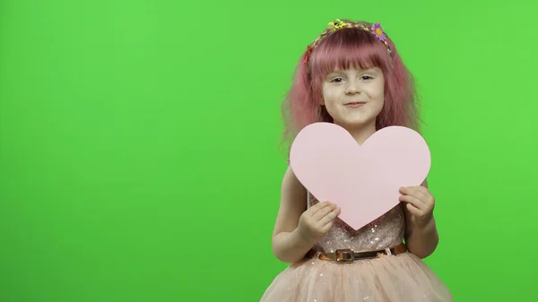 Kind meisje prinses houdt roze papieren hart. Moederdag, Valentijnsdag concept — Stockfoto