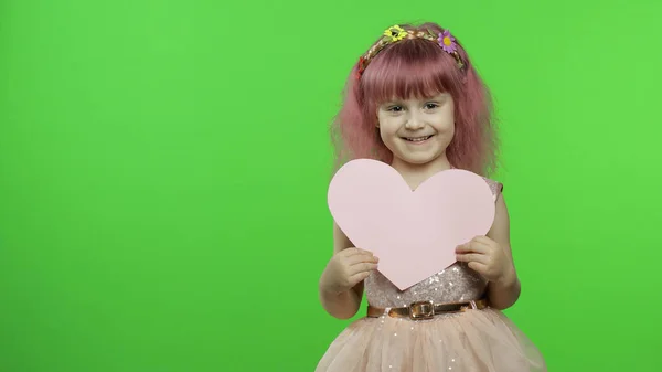 Barnflicka prinsessa håller rosa papper hjärta. Mors dag, Alla hjärtans dag koncept — Stockfoto