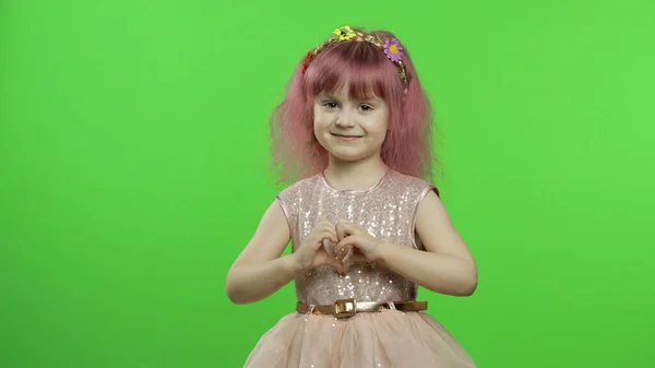 Menina menina princesa mostrando amor sinal do coração com as mãos. Conceito de dia das mães — Fotografia de Stock