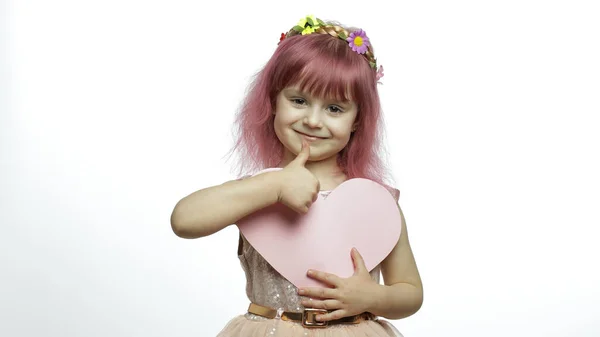 Barnflicka prinsessa håller rosa papper hjärta. Mors dag, Alla hjärtans dag koncept — Stockfoto