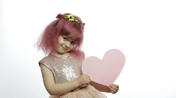 Kind meisje prinses houdt roze papieren hart. Moederdag, Valentijnsdag concept — Stockfoto