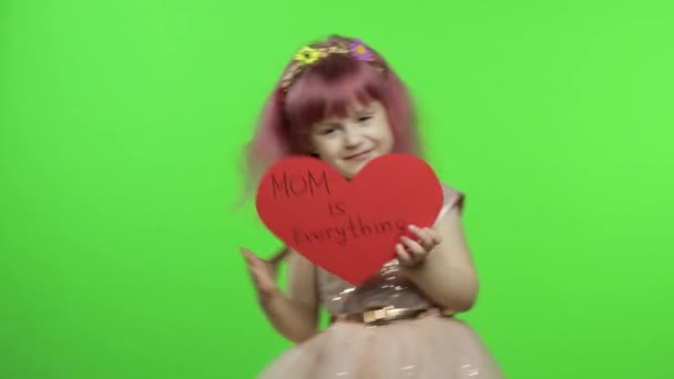 Enfant fille princesse tient coeur de papier rouge avec texte sur la mère. Fête des mères — Video