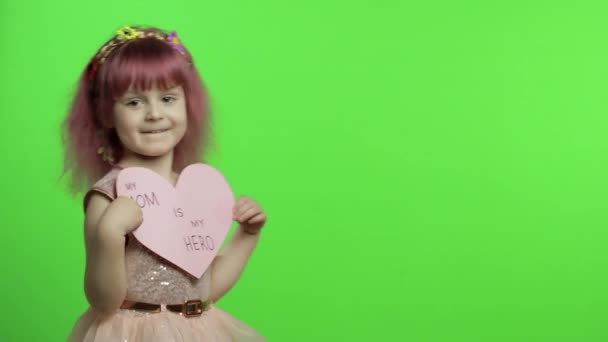 Kinderprinzessin hält rosa Papierherz mit Text über Mutter. Muttertag — Stockvideo