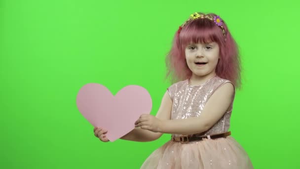 Child girl princess holds pink paper heart. Mothers day, Valentines day concept — Stock Video