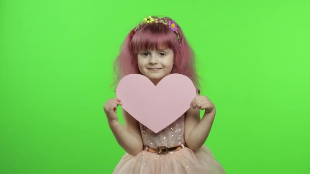 소녀 공주가 분홍색 종이 심장을 들고 있다. 어머니 날, 발렌틴 데이 컨셉 — 비디오