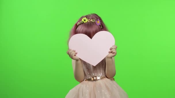 Kinderprinzessin hält rosa Papierherz. Muttertag, Valentinstag — Stockvideo