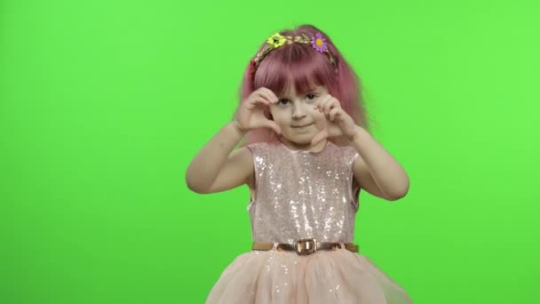Děvčátko princezna ukazuje lásku srdce znamení s rukama. Koncept dne matek — Stock video