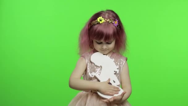 Mädchen hält hölzernen Fotorahmen in Form einer schwangeren Frau. Muttertag — Stockvideo