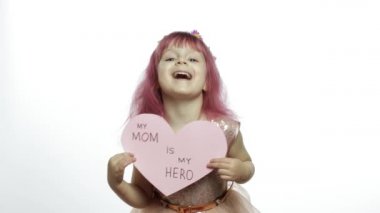 Çocuk prenses pembe kağıt kalbe sahip, annesi hakkında mesajlar atıyor. Anneler Günü