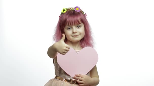 Child girl princess holds pink paper heart. Mothers day, Valentines day concept — Stock Video