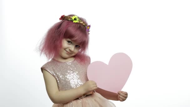 Niña princesa sostiene el corazón de papel rosa. Día de la madre, concepto de San Valentín — Vídeo de stock