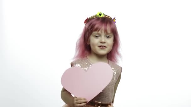 Child girl princess holds pink paper heart. Mothers day, Valentines day concept — Stock Video