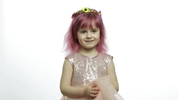Kind meisje prinses tonen liefde hart teken met haar handen. Moederdag concept — Stockvideo