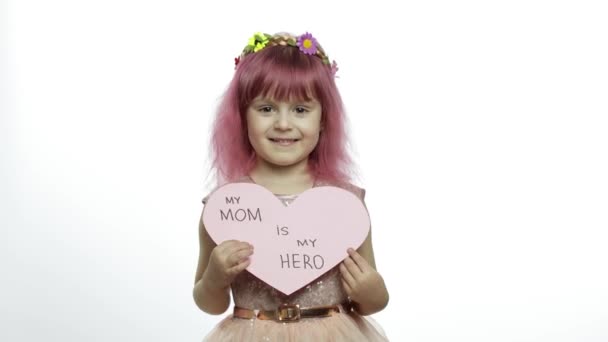 Niña princesa sostiene corazón de papel rosa con texto sobre la madre. Día de las madres — Vídeos de Stock