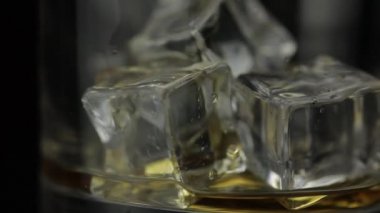 Alkol, viski, konyak ve buz küpleri. Yavaş çekim