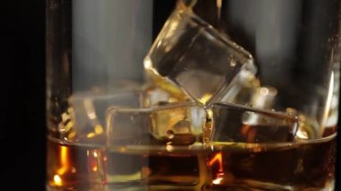 Alkol, viski, konyak ve buz küpleri. Yavaş çekim