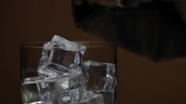 Viski ve konyağı cama döküyorum. Karanlık arka plan. Alkol içeceği.