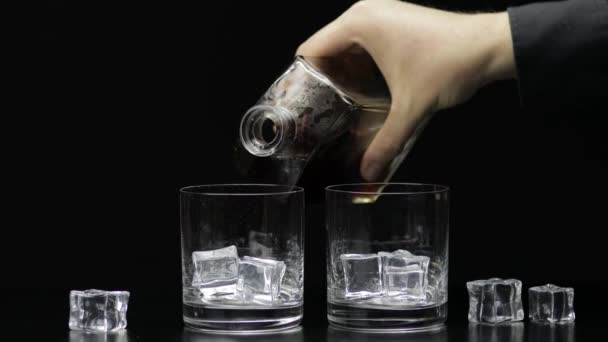 Nalít whisky, koňak do skla. Černé pozadí. Pour of alcohol drink — Stock video