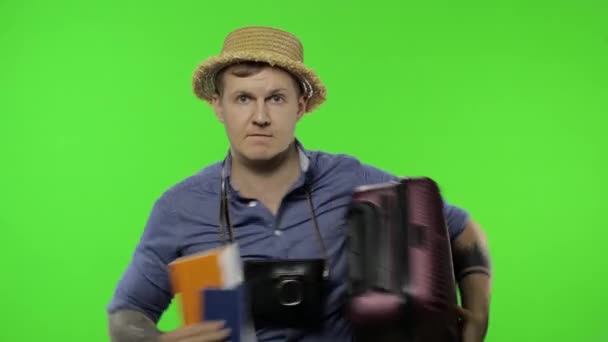Portret spóźnionego turysty z walizką, paszportem. Klucz chromowy — Wideo stockowe