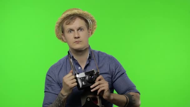 Portret van een man toeristische fotograaf is het nemen van foto 's op camera. Chromatoetsen — Stockvideo