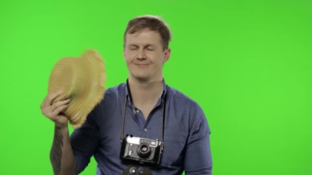 Retrato de homem fotógrafo turístico relaxante em férias. Chave Chroma — Vídeo de Stock